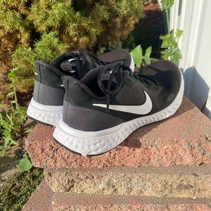 Nike revolution 5 shoes